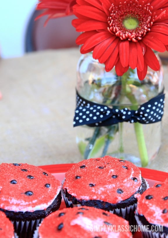 Cupcakes and flowers on a table