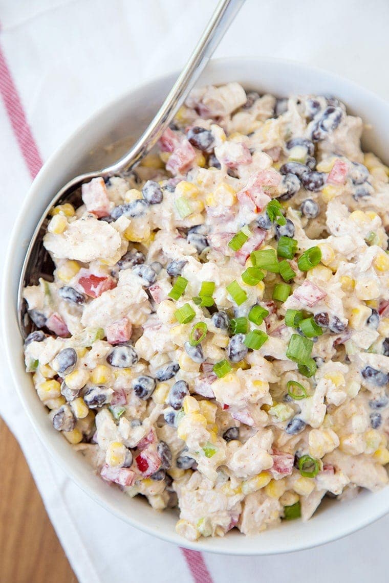 salada de frango Skinny Southwest numa tigela grande com uma colher.