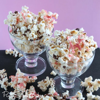 Two dishes full of neopolitan popcorn