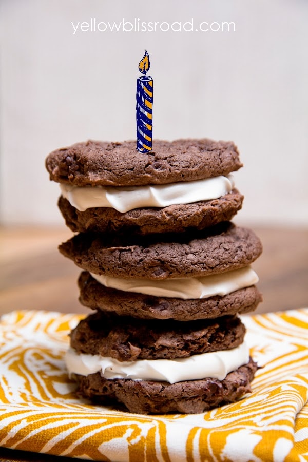 Cake Mix Cookie Sandwiches - a neater and easier to eat alternative to cupcakes - I'm making this for our next party! Cake Mix Cookie Sandwiches - a neater and easier to eat alternative to cupcakes - I'm making this for our next party!