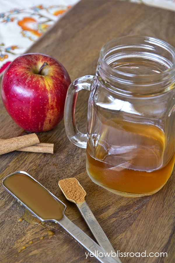 Caramel Apple Ice Cream Float - Creamy, frothy ice cream float that tastes like the perfect fall dessert!