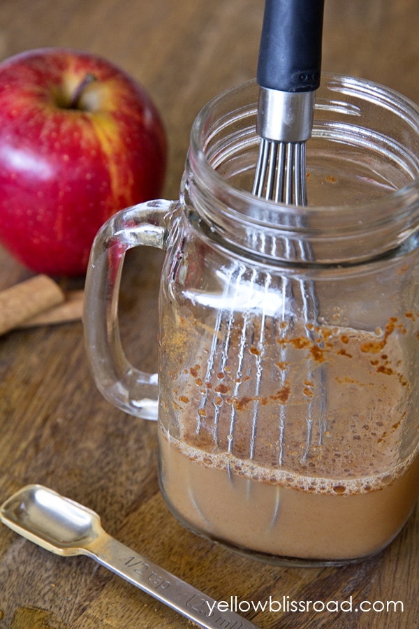 Caramel Apple Ice Cream Float - Creamy, frothy ice cream float that tastes like the perfect fall dessert!