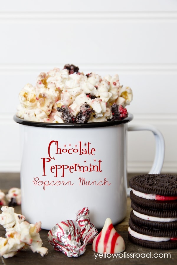 Chocolate Peppermint Popcorn Munch - an irresistible combination of sweet peppermint and salty popcorn that your guests will love! 