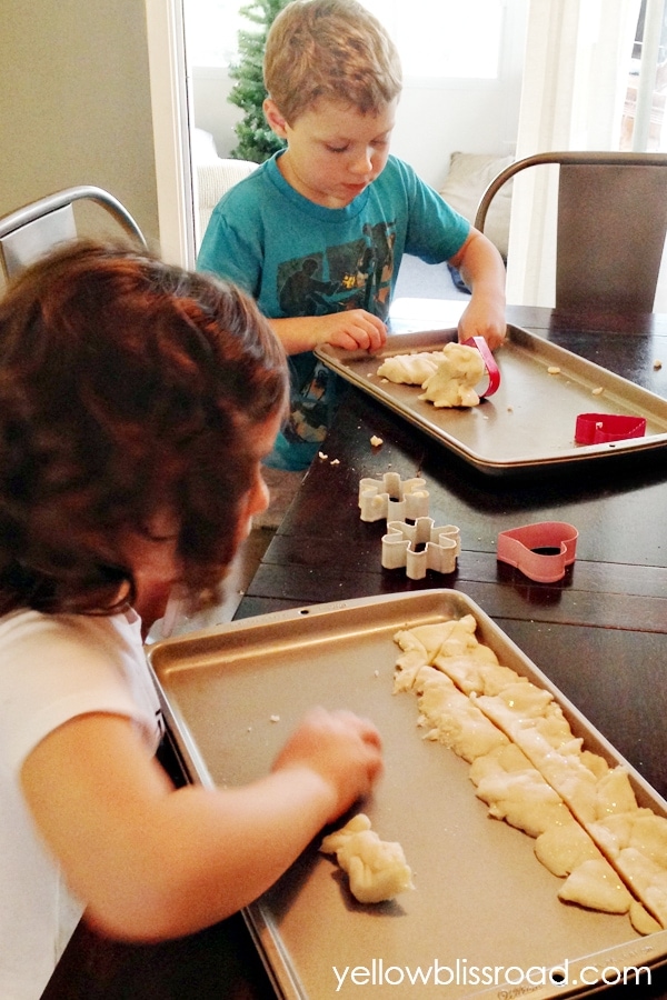 kids playing with playdough.