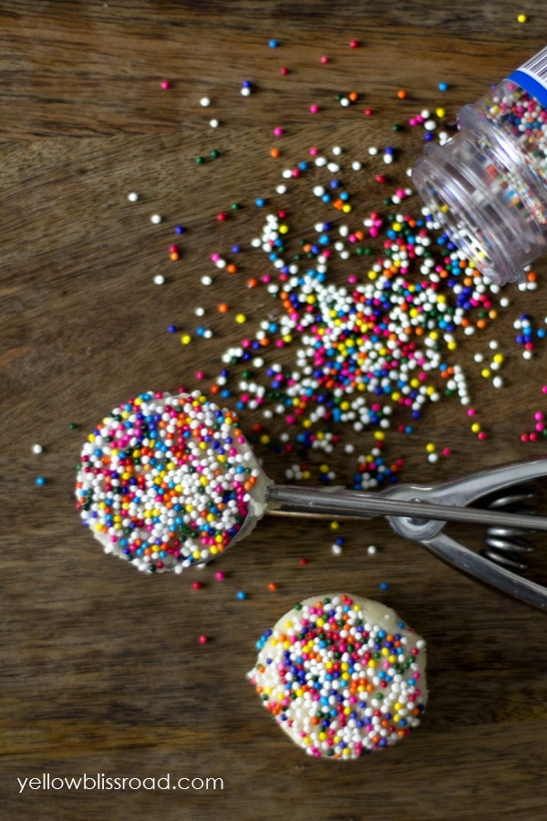 Dip cookie dough into sprinkles before releasing from the cookie scoop! Genius! Dip cookie dough into sprinkles before releasing from the cookie scoop! Genius!
