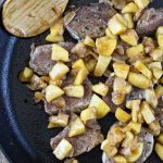 A pan with pork and apples