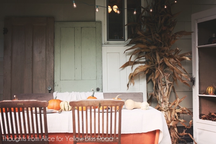 Outdoor Thanksgiving Table Decorating