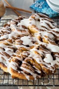Quick cinnamon buns with buttermilk icing