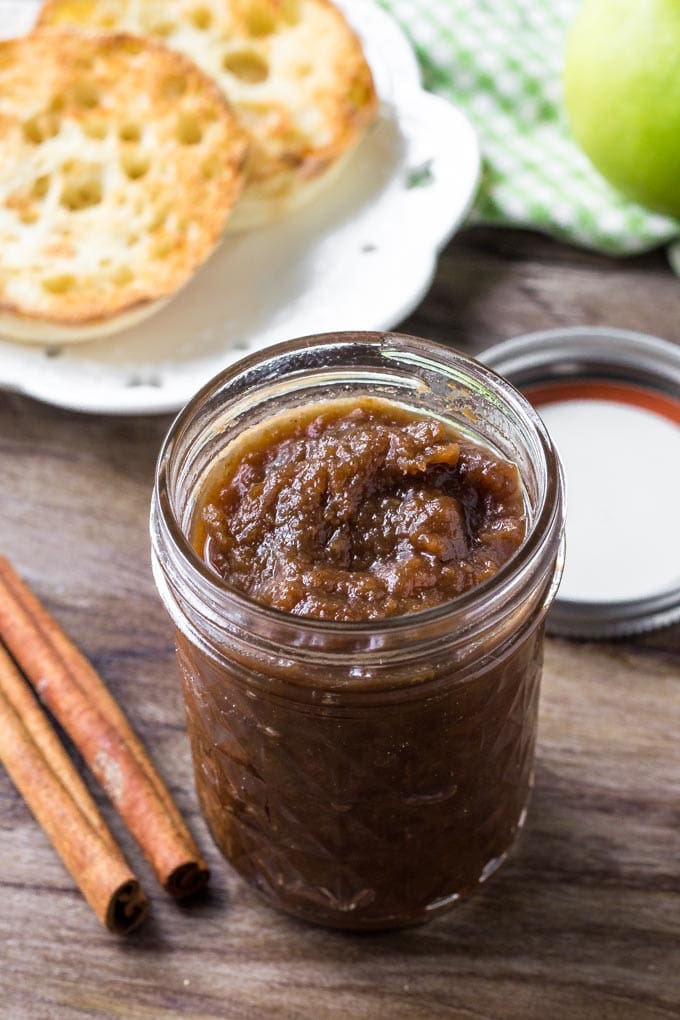 My Easy Crockpot Apple Butter Recipe is simple and cooks overnight in your crockpot! It's creamy and sweet and a healthier alternative to jams and jellies. A jar of crockpot apple butter | Apple butter recipe