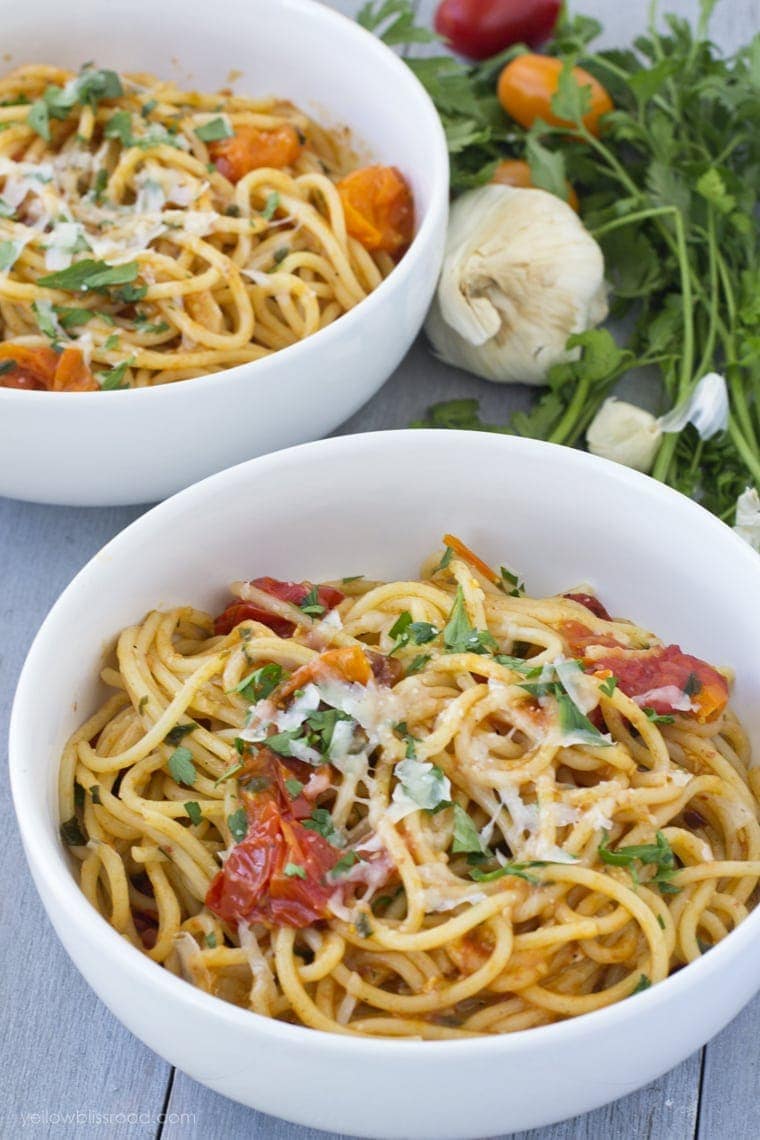 10 Minute Garlic & Tomato Pasta | YellowBlissRoad.com