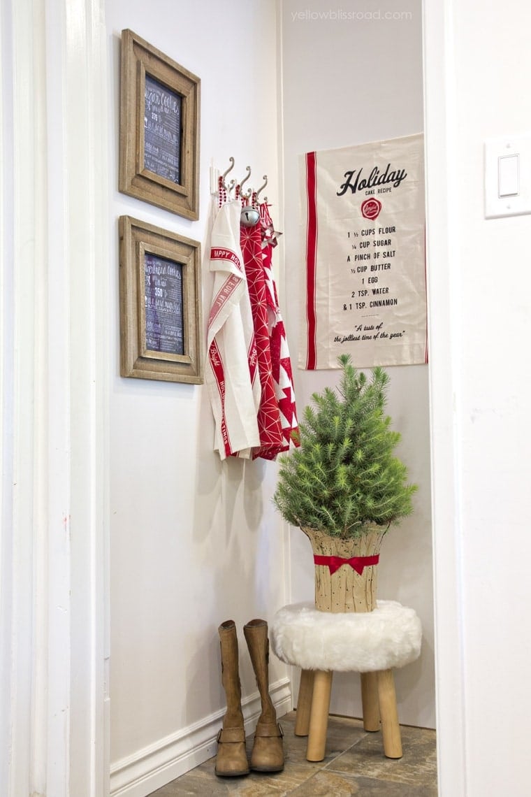 Easy Christmas Kitchen Decor | Christmas decorating in the kitchen