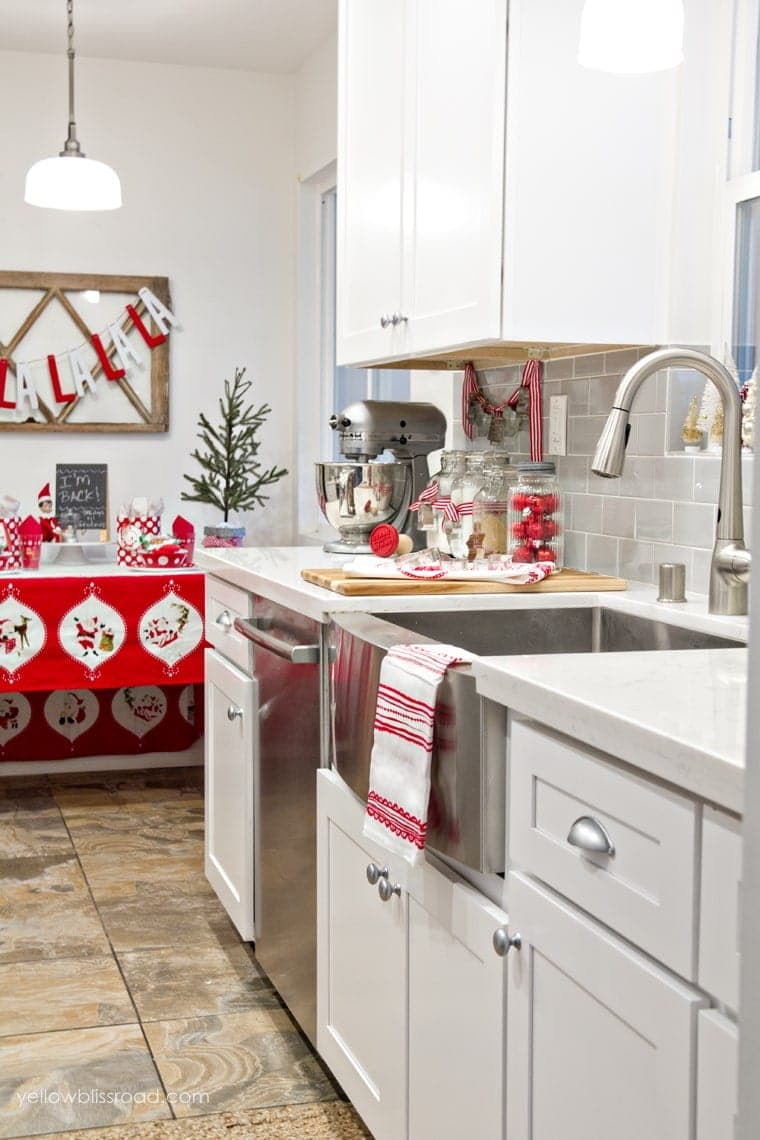 Easy Christmas Kitchen Decor | Christmas decorating in the kitchen