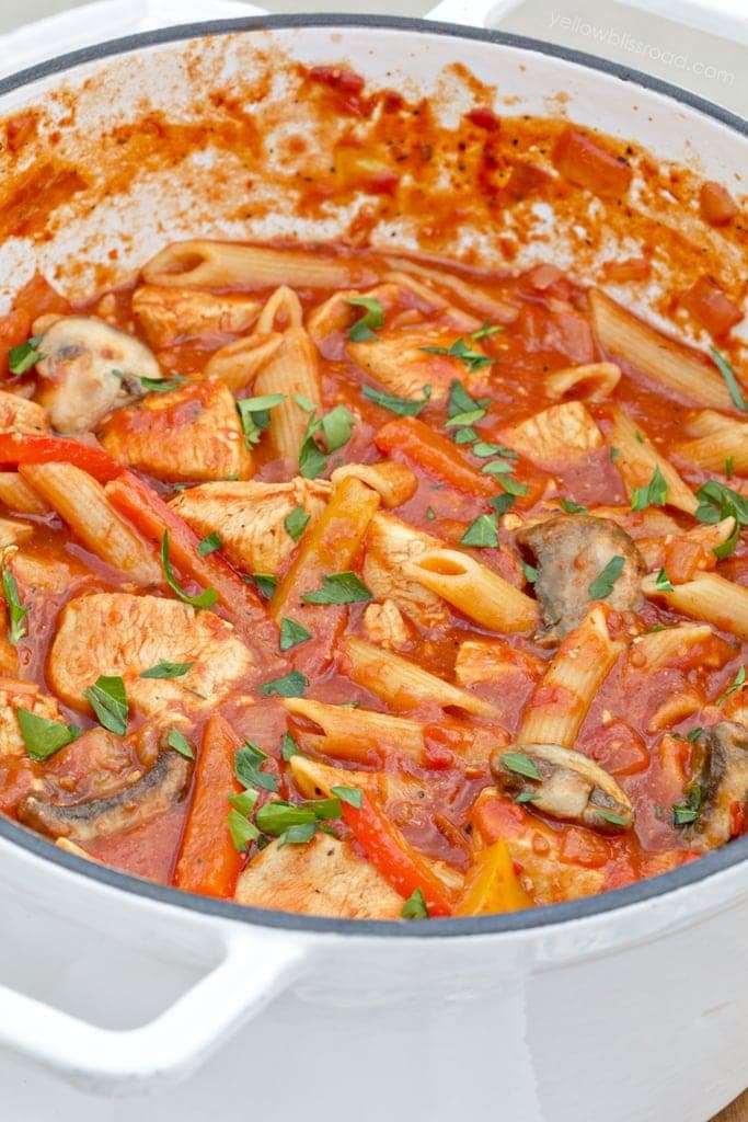 One Pot Chicken Cacciatore Pasta with Peppers and Mushrooms - Cooks in about 30 minutes and all in one pot!