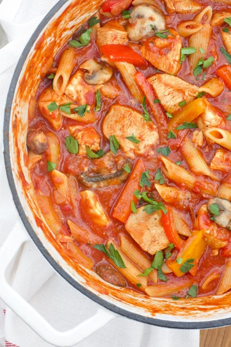 One Pot Chicken Cacciatore Pasta with Peppers and Mushrooms - Cooks in about 30 minutes and all in one pot!
