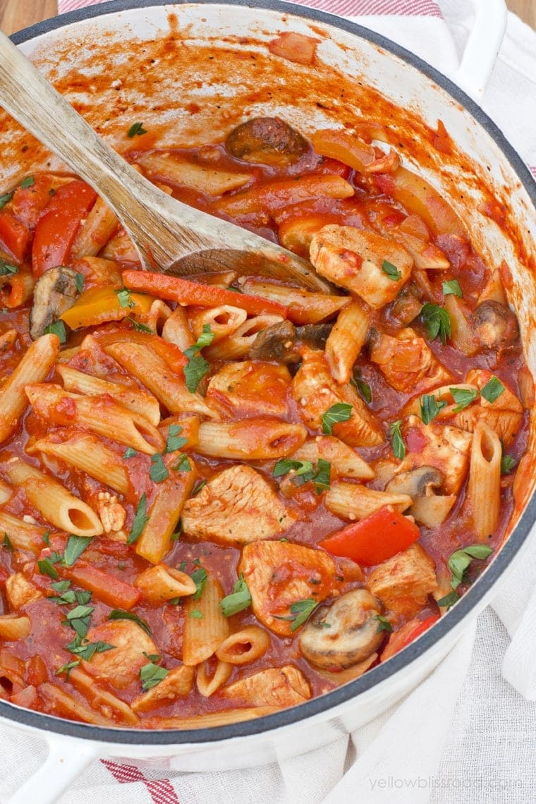 One Pot Chicken Cacciatore Pasta with Peppers and Mushrooms - Cooks in about 30 minutes and all in one pot!