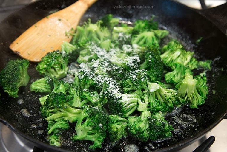 5 Minutes Stovetop Ranch Parmesan Broccoli