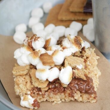 A close up of s'mores rice krispies