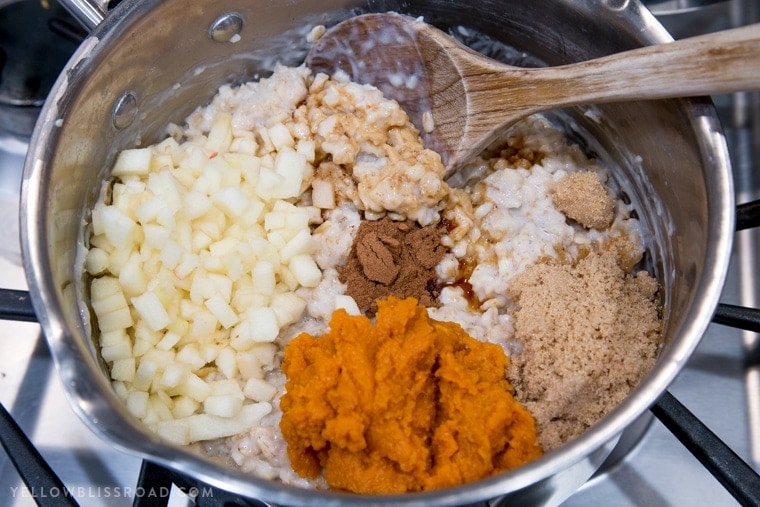 Pumpkin & Apple Oatmeal with pecans, brown sugar and pumpkin pie spice - the perfect fall breakfast for those cold and cozy mornings.