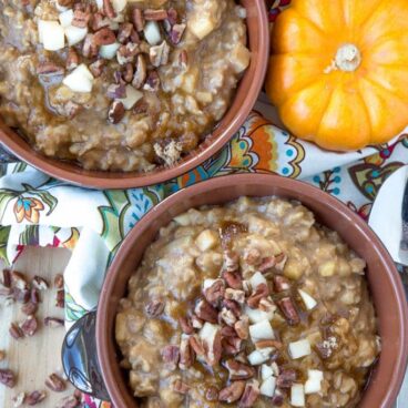 Pumpkin & Apple Oatmeal with pecans, brown sugar and pumpkin pie spice - the perfect fall breakfast for those cold and cozy mornings.