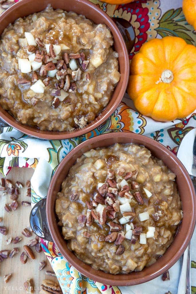 Pumpkin & Apple Oatmeal with pecans, brown sugar and pumpkin pie spice - the perfect fall breakfast for those cold and cozy mornings.