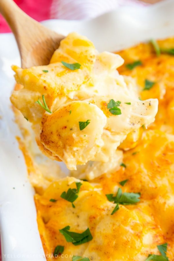 Cheesy Scalloped Potatoes (Au Gratin Potatoes)