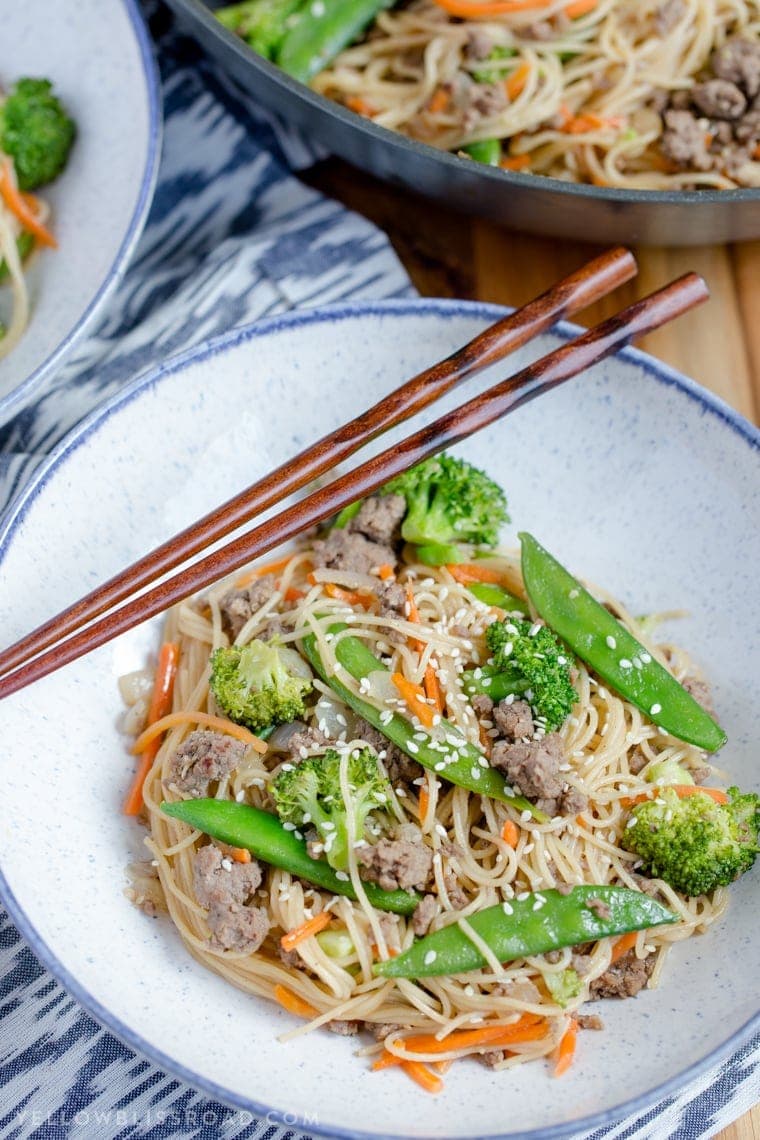  This Easy Ground Beef & Noodle Stir Fry is a quick and tasty dinner that's ready in just 20 minutes, making it the perfect weeknight meal!