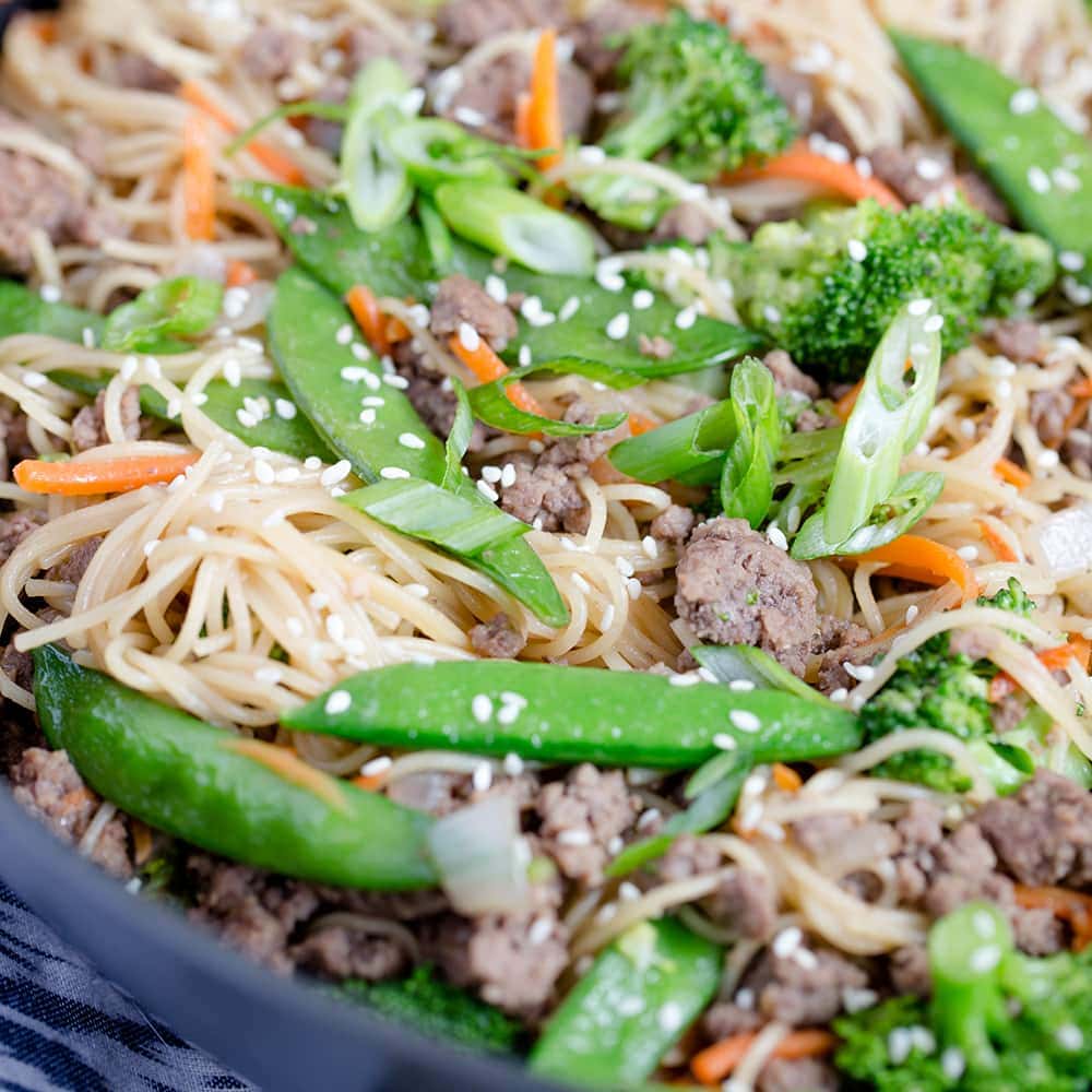 This Easy Ground Beef & Noodle Stir Fry is a quick and tasty dinner that's ready in just 20 minutes, making it the perfect weeknight meal!