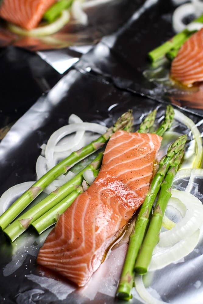 These Salmon and Asparagus Foil Packets are an easy and healthy dinner meal perfect for weeknights!