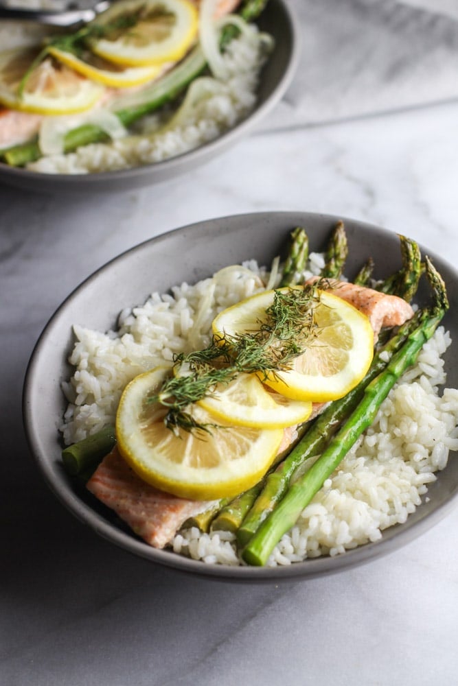 These Salmon and Asparagus Foil Packets are an easy and healthy dinner meal perfect for weeknights!