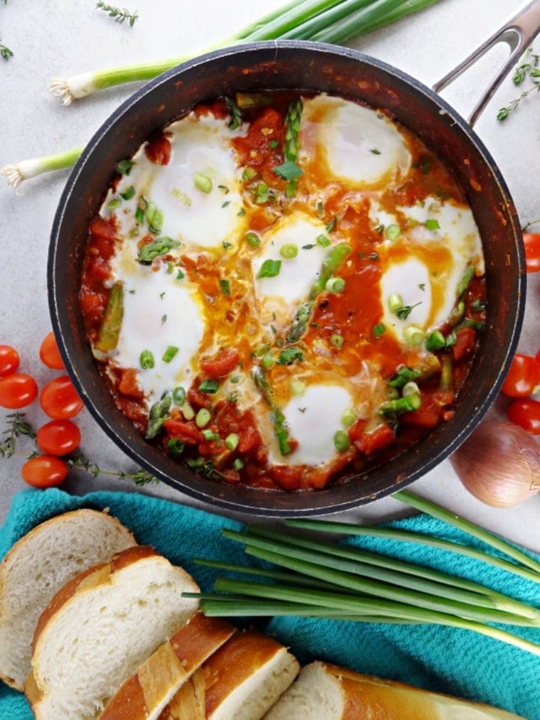 Asparagus Shakshuka is a delicous and easy dinner. Get the recipe for tonight!