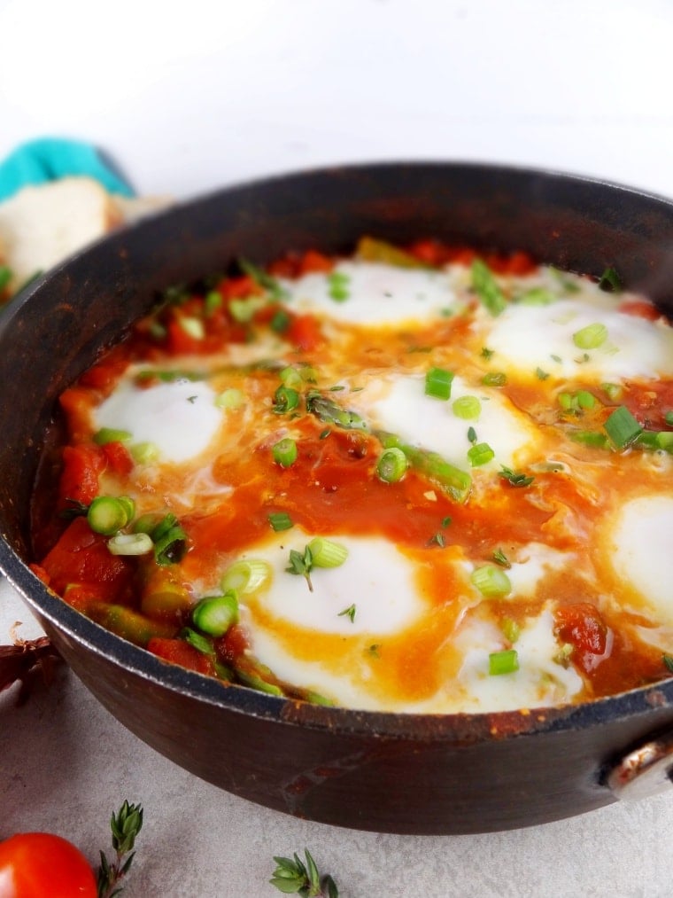 Asparagus Shakshuka is a delicous and easy dinner. Get the recipe for tonight!