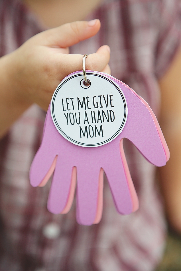 \'Let me give you a hand mom\' key ring sign