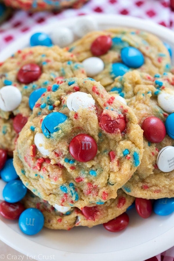 A close up of a cookie