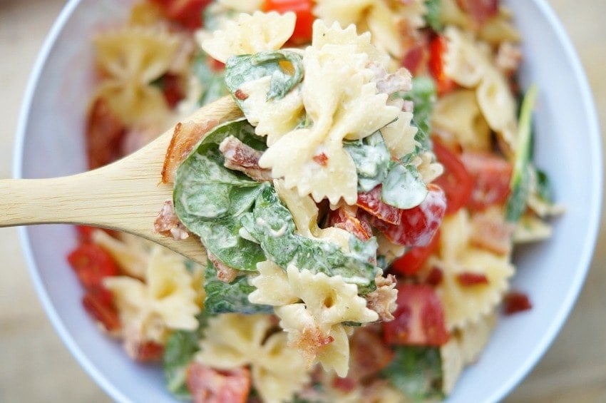  This Easy BLT Pasta Salad is full of delicious flavors! Bacon, tomatoes, spinach, pasta and a creamy ranch dressing come together to make everyone's favorite sandwich into pasta salad form!