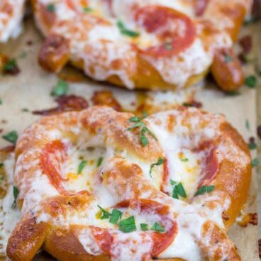 A close up of pizza pretzels