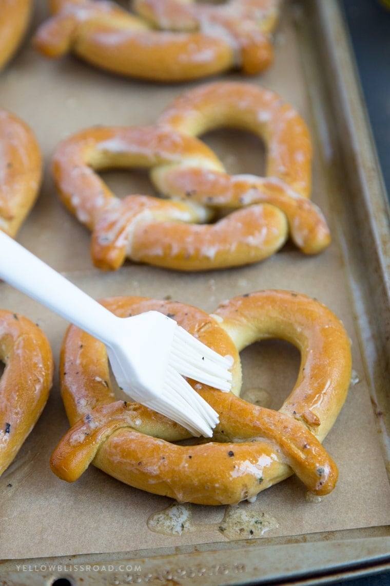 These Easy Garlic Butter Pizza Pretzels are a perfect after school snack and are also great hand-held food for game day parties!