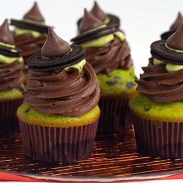 Witch Hat Cupcakes - These cupcakes are a green and black colored yellow cake mix, topped with a homemade chocolate frosting, a drizzle of green candy melt and finished with a cute little witch hat. These are the perfect halloween treat for kids!