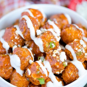 A bowl of buffalo ranch meatballs