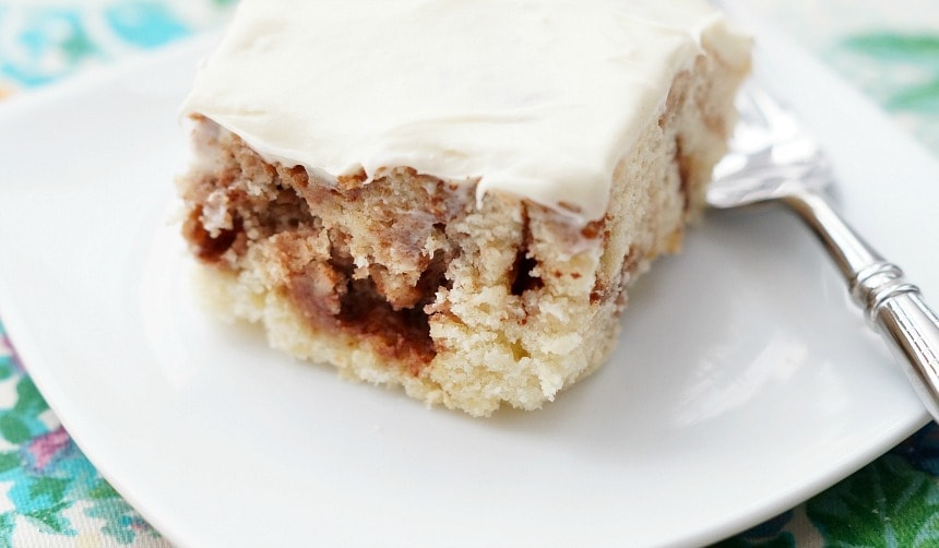 クリームチーズのフロスティングとシナモンロールケーキのスライス