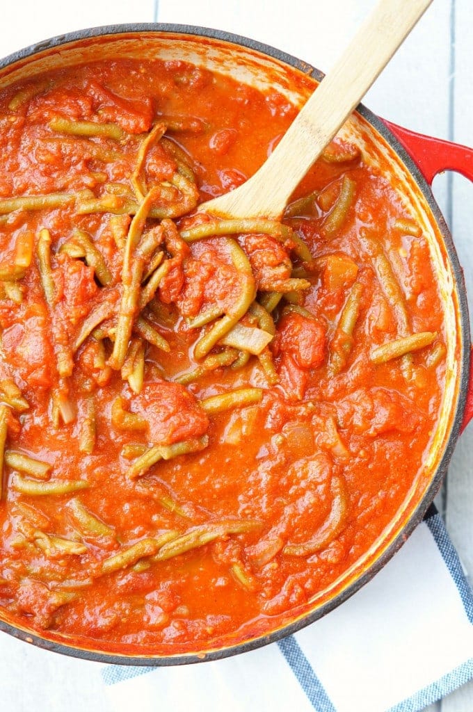 A pot of green beans and tomato sauce