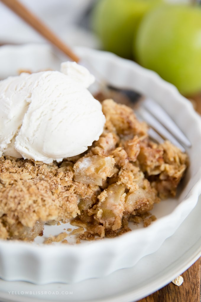 This Apple Crumble recipe is a no-fuss rustic dessert with a cinnamon-laced crumbly oat topping that everyone will enjoy. apple crumble with vanilla ice cream