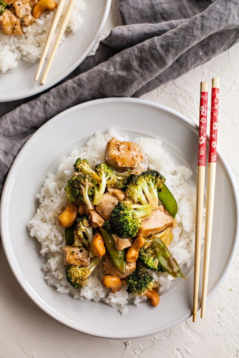 This Cashew Chicken and Broccoli is a quick and easy dinner that everyone will love! Baked in the oven with a sweet and savory sauce, it's ready in less than 20 minutes!