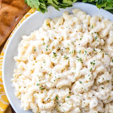 A plate of one pot mac and cheese