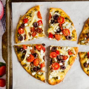 Ein Overhead-Bild von Fladenbrotpizza in Viertel geschnitten
