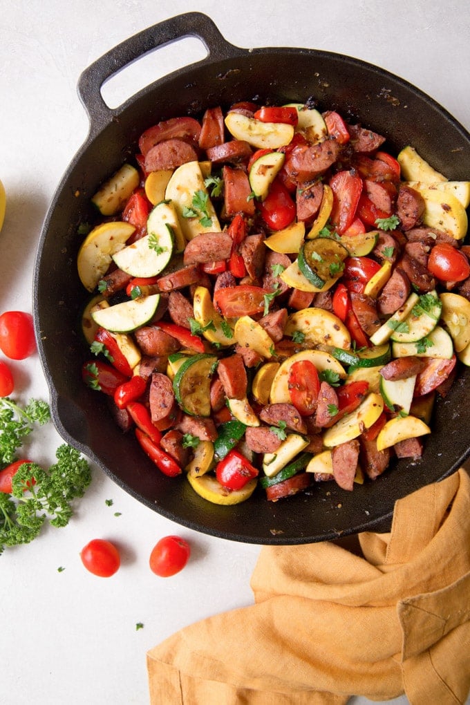 Smoked sausage, zucchini and tomatoes in cast iron skilelt