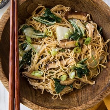 A bowl of noodles and vegetables