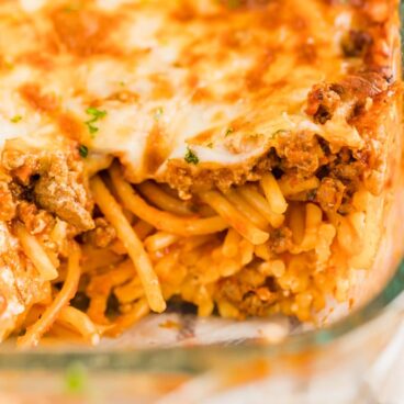A close of image of the inside of this million dollar spaghetti recipe in the pan.