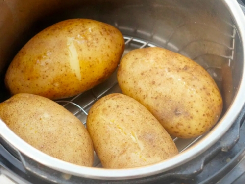 https://www.yellowblissroad.com/wp-content/uploads/2019/11/instant-pot-baked-potatoes-social-500x375.jpg