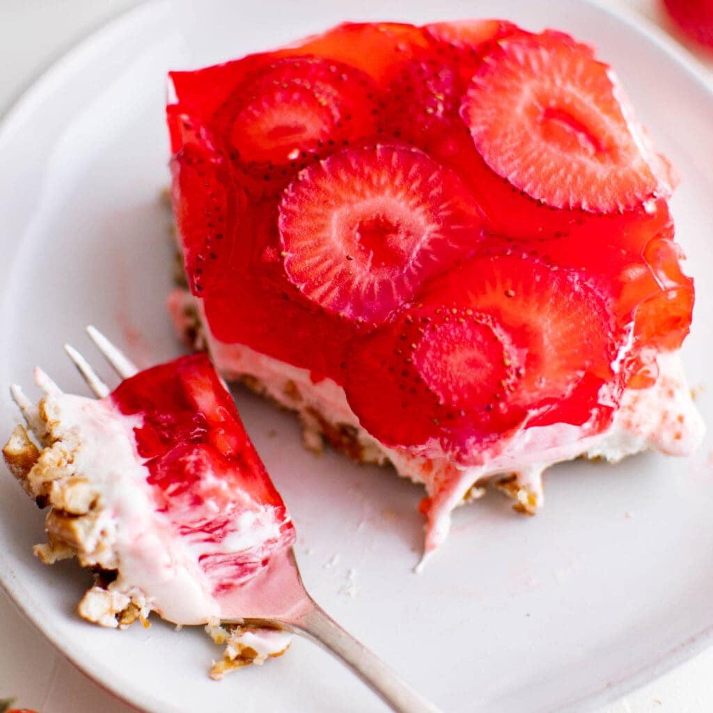 Easy Strawberry Pretzel Salad YellowBlissRoad