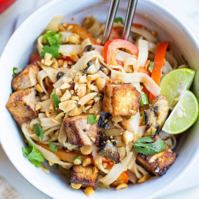 Vegetarian Pad Thai Noodles with Crispy Tofu | YellowBlissRoad.com